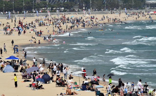 [부산=뉴시스]하경민 기자 = 안전개장 이후 첫 휴일을 맞은 부산 해운대해수욕장에서 6일 시민과 관광객들이 물놀이를 즐기고 있다. 해운대·송정 해수욕장 지난 1일 안전개장 했으며, 해운대·송정·광안리·송도·다대포·일광·임랑 등 부산 7개 해수욕장의 전면 개장은 오는 7월 1일부터 8월 31일까지다. 2021.06.06. yulnetphoto@newsis.com