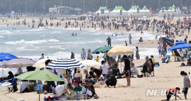 [부산=뉴시스]하경민 기자 = 안전개장 이후 첫 휴일을 맞은 부산 해운대해수욕장에서 6일 시민과 관광객들이 물놀이를 즐기고 있다. 해운대·송정 해수욕장 지난 1일 안전개장 했으며, 해운대·송정·광안리·송도·다대포·일광·임랑 등 부산 7개 해수욕장의 전면 개장은 오는 7월 1일부터 8월 31일까지다. 2021.06.06. yulnetphoto@newsis.com