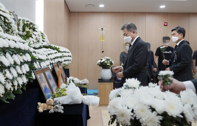 [서울=뉴시스]문재인 대통령이 6일 오후 경기도 성남 국군수도병원에 마련된 이 모 부사관의 추모소를 찾아 고인의 영정 앞에 헌화하고 있다. (사진=청와대 제공) 2021.06.06. photo@newsis.com