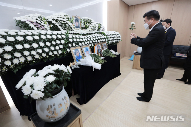 [성남=뉴시스]박주성 기자 = 윤호중 더불어민주당 원내대표와 의원들이 6일 경기 성남 국군수도병원에 마련된 공군 성추행 피해 부사관 이모 중사의 빈소를 찾아 조문을 하고 있다. (공동취재사진). 2021.06.06. photo@newsis.com