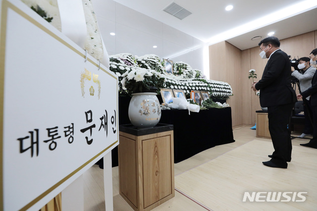 [성남=뉴시스]박주성 기자 = 윤호중 더불어민주당 원내대표와 의원들이 6일 경기 성남 국군수도병원에 마련된 공군 성추행 피해 부사관 이모 중사의 빈소를 찾아 조문을 하고 있다. (공동취재사진). 2021.06.06. photo@newsis.com