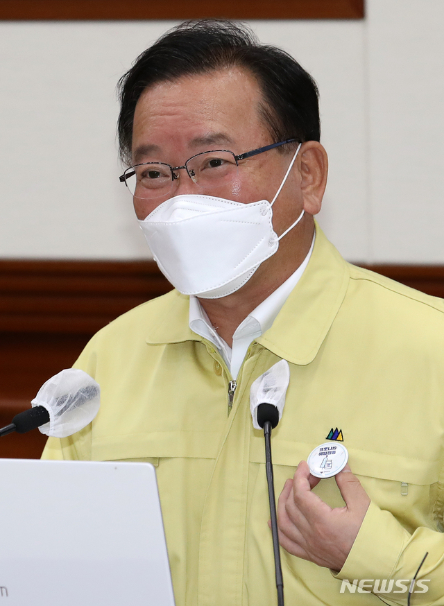 [서울=뉴시스]조성우 기자 = 김부겸 국무총리가 6일 오후 종로구 정부서울청사에서 열린 코로나19 대응 중앙재난안전대책본부(중대본) 회의에 참석해 발언하고 있다. 2021.06.06. xconfind@newsis.com