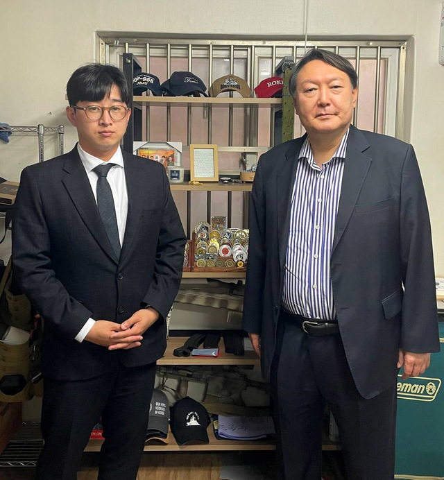 [서울=뉴시스] 윤석열 전 검찰총장이 6일 천안함 관련 기념품을 제작해 생긴 수익금으로 유가족과 생존 장병들을 지원하고 있는 전준영 천안함생존자예비역전우회장을 대전광역시 유성구의 전 씨의 자택에서 만나 기념촬영을 하고 있다. (사진=윤석열 전 총장 측 제공) 2021.06.06. photo@newsis.com *재판매 및 DB 금지