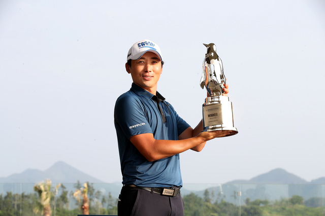 [서울=뉴시스]이영환 기자 = 6일 오후 경남 거제시 드비치골프클럽에서 열린 제11회 데상트코리아 먼싱웨어 매치플레이에서 우승을 차지한 이동민이 트로피를 들고 포즈를 취하고 있다. (사진=KPGA 제공) 2021.06.06. photo@newsis.com *재판매 및 DB 금지