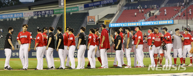 [서울=뉴시스]정병혁 기자 = 6일 오후 서울 송파구 잠실야구장에서 열린 2021 신한은행 SOL KBO리그 SSG 랜더스와 두산 베어스의 경기, 4대1로 두산에게 승리를 거둔 SSG 선수들이 기쁨을 나누고 있다. 2021.06.06. jhope@newsis.com