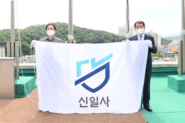 김충섭(오른쪽) 김천시장이 시청 국기 게양대에 회사기를 게양하고 있다 (사진=김천시 제공) *재판매 및 DB 금지