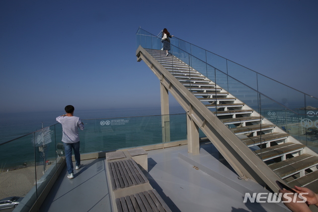 [강릉=뉴시스] 김경목 기자 = 관광객들이 6일 오후 강원 강릉시 사천면 하평해변 앞바다가 내려다보이는 한 카페(커피숍) 옥상에서 즐거운 시간을 보내고 있다. 2021.06.07. photo31@newsis.com