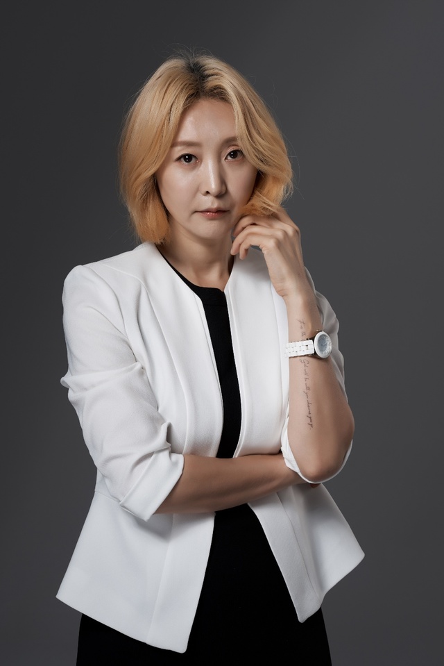 [서울=뉴시스] 극작가 겸 연출가 추정화. 2021.06.07. (사진 = EMK뮤지컬컴퍼니 제공) photo@newsis.com
