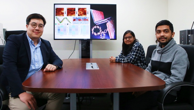 DGIST 로봇공학전공 김회준 교수(왼쪽)와 연구진들. *재판매 및 DB 금지