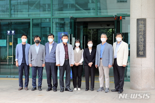 [성남=뉴시스]가천대 바이오나노응용연구센터 연구진이 대학 바이나노연구원 앞에서 선정기념 사진을 촬영하고 있다. 김종성 교수(왼쪽에서 4번째) 