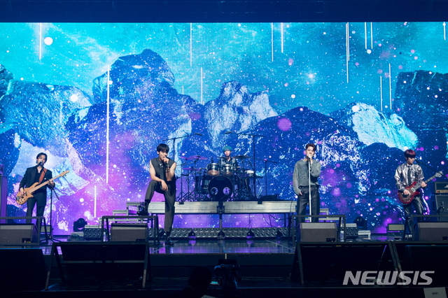 [서울=뉴시스]엔플라잉이 정규 앨범 '맨 온 더 문((Man on the Moon)'의 발매 기념 기자간담회를 7일 오후 3시 서울 광진구 예스24라이브홀에서 열었다.(사진=FNC엔터테인먼트 제공)2021.06.07 photo@newsis.com