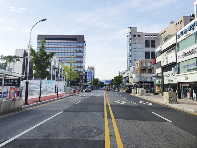 7일 전남 순천시 중앙로에 전선과 통신선이 보이지 않는다. 순천시는 의료원로터리~남문교까지 450m구간의 전선과 통신을 땅속에 매립했다..(사진=순천시청 제공) *재판매 및 DB 금지