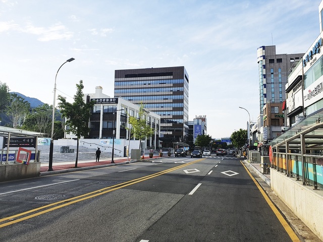 7일 전남 순천시 중앙로에서 전선 지중화 사업이 마무리돼 전선과 통신선이 보이지 않는다..(사진=순천시청 제공) *재판매 및 DB 금지