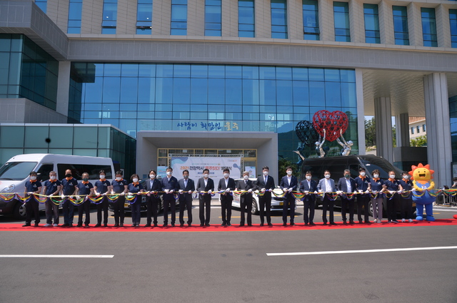 [울산=뉴시스]유재형 기자 = 울산시 울주군은 7일 군청 문수홀과 본관 앞에서 울주군 관광택시 ‘울주 잇다’ 발대식을 개최했다고 밝혔다. 2021.06.07. (사진= 울주군 제공)photo@newsis.com *재판매 및 DB 금지