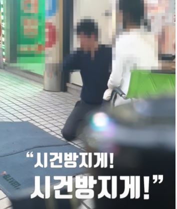 [서울=뉴시스] 하ㄴ 여성이 무릎을 꿇고 있는 남성을 무차별 폭행하는 영상이 유튜브에 올라왔다. <사진 = 유튜브 '팬데또패' 채널 캡처>  *재판매 및 DB 금지