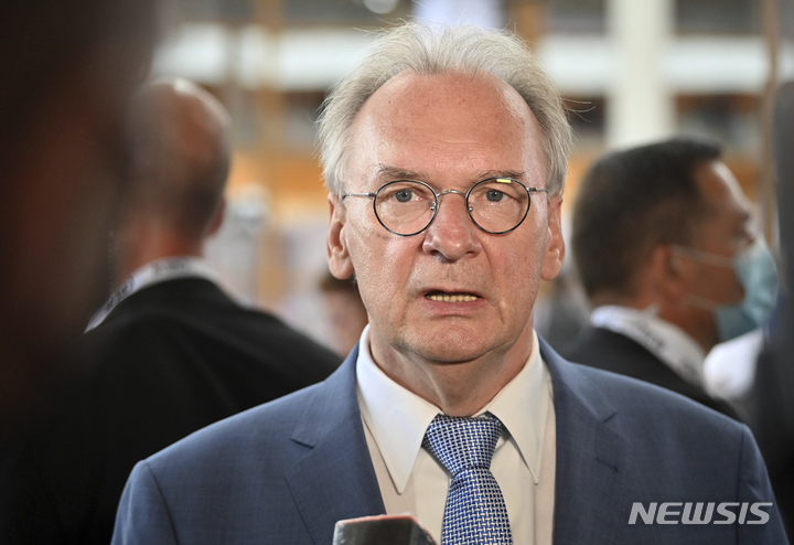 [마그데부르크(독일)=AP/뉴시스] 라이너 하셀로프 작센안할트주 주지사가 지난 6월6일(현지시간) 독일 마그데부르크에서 언론 인터뷰하고 있다. 2021.11.02.