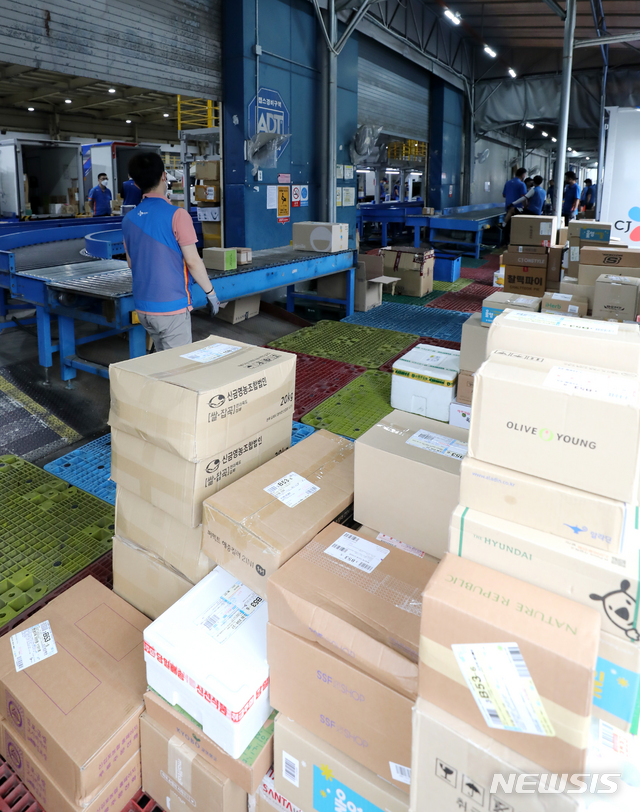 [서울=뉴시스]정병혁 기자 = 7일 오전 서울 한 택배 물류센터에서 택배노동자들이 분류작업을 하고 있다. 앞서 택배노조는 "노동시간 단축이 과로사 방지 대책의 핵심이라며, 업무 중 택배 분류작업 중단과 7일부터 9시 출근, 11시 배송출발을 진행한다"고 밝혔다. 2021.06.07. jhope@newsis.com