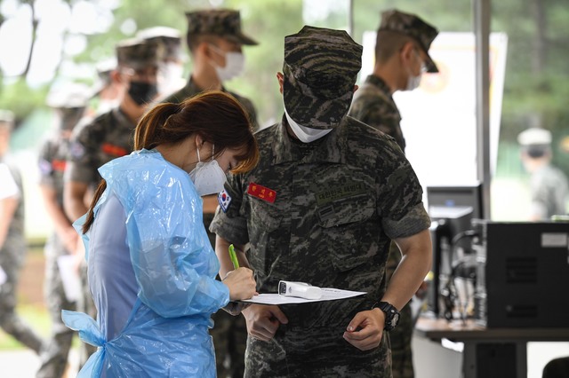 [서울=뉴시스]30세 미만 군 장병에 대한 코로나19 백신 접종이 시작된 지난 7일 오전 해병대사령부 승파관에서 화이자 백신 접종에 앞서 체온 확인 및 사전 유의사항을 듣고 있다. 위 사진은 기사와 관계 없음. (사진=국방부 제공) photo@newsis.com *재판매 및 DB 금지