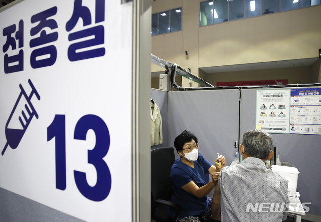 [서울=뉴시스]정병혁 기자 = 지난 7일 오전 서울 동작구 사당종합체육관에 마련된 예방접종센터를 찾은 어르신들이 백신 접종을 받고 있다. jhope@newsis.com