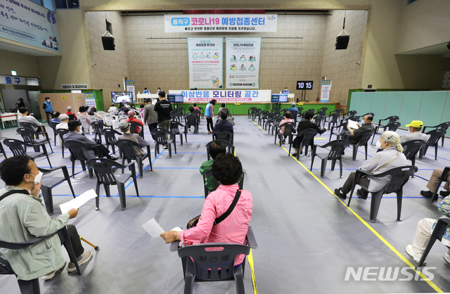 [서울=뉴시스]정병혁 기자 = 지난 7일 오전 서울 동작구 사당종합체육관에 마련된 예방접종센터에서 백신 접종을 마친 어르신들이 이상반응 모니터링을 위해 기다리고 있다. jhope@newsis.com