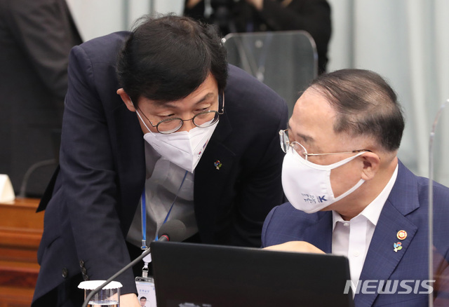 [서울=뉴시스]박영태 기자 = 홍남기 경제부총리 겸 기획재정부 장관이 7일 청와대에서 열린 제3차 코로나19 대응 특별방역점검회의에 참석해 이호승 정책실장과 이야기를 나누고 있다. 2021.06.07. since1999@newsis.com