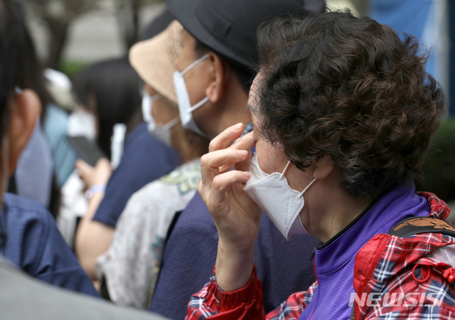 [서울=뉴시스]조성우 기자 = 일제강점기 강제징용 피해자 측이 지난 6월7일 오후 서울 서초구 서울중앙지법에서 일본제철 주식회사와 닛산화학 등 16곳을 상대로 낸 손해배상 소송이 각하된 뒤 열린 기자회견을 지켜보고 있다. 2021.06.07. xconfind@newsis.com