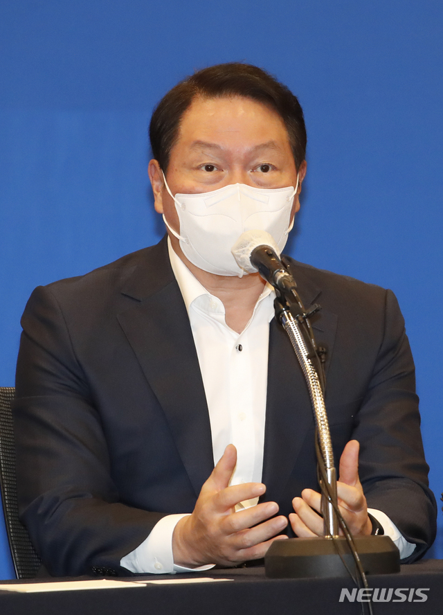 [서울=뉴시스]김형수 기자 = 최태원 대한상공회의소 회장이 7일 오후 서울 중구 대한상공회의소에서 열린 국가발전 프로젝트 공모전 기자간담회에서 발언하고 있다. 2021.06.07. kyungwoon59@newsis.com