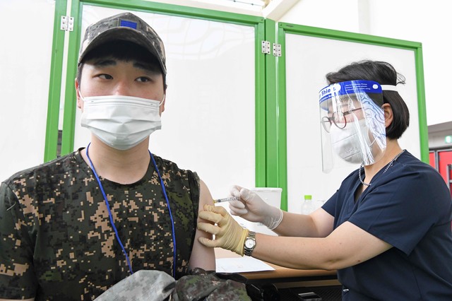 [서울=뉴시스]30세 미만 군 장병에 대한 코로나19 백신 접종이 시작된 7일 공군 제18전투비행단 내 체육관에 마련된 예방접종센터에서 군 장병이 코로나19 화이자 백신 접종을 받고 있다. (사진=국방부 제공) 2021.06.07. photo@newsis.com *재판매 및 DB 금지