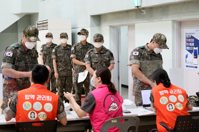 [서울=뉴시스]30세 미만 군 장병에 대한 코로나19 백신 접종이 시작된 7일 경기도 성남 국군수도병원 예방접종센터에서 장병들이 백신 접종을 받기 위해 대기하고 있다. (사진=국방일보 제공) 2021.06.07. photo@newsis.com *재판매 및 DB 금지