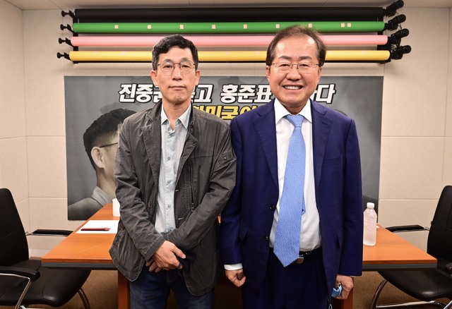 [서울=뉴시스]홍준표(오른쪽) 무소속 의원, 진중권 전 동양대 교수가 지난 3일 서울 중구 뉴데일리 사무실에서 진행된 ‘대한민국의 길, 진중권 묻고 홍준표 답하다’ 대담에 앞서 기념촬영을 하고 있다. (사진=뉴데일리TV 제공) 2021.06.07. photo@newsis.com *재판매 및 DB 금지