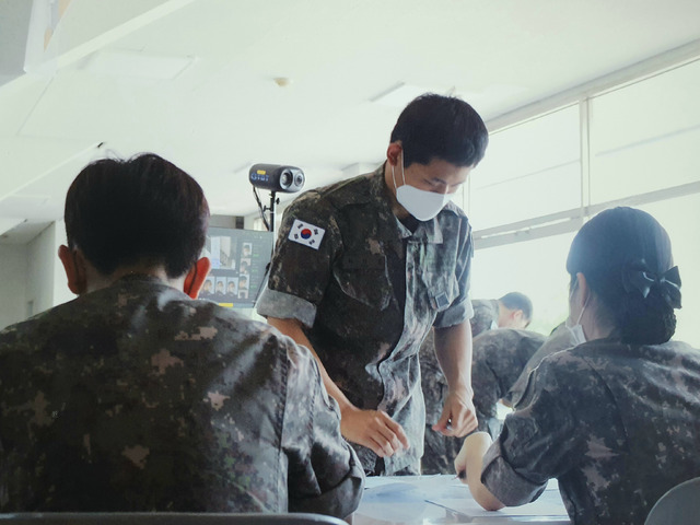 [대구=뉴시스]이무열 기자 = 30세 미만 군 장병에 대한 코로나19 접종이 시작된 7일 육군 50사단 장병들이 부대 내 코로나19 백신접종센터에서 건강문진표를 작성하고 있다. (사진=육군 50사단 제공) 2021.06.07. photo@newsis.com *재판매 및 DB 금지