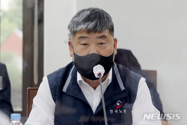 [서울=뉴시스]김병문 기자 = 김동명 한국노총 위원장이 7일 오후 서울 종로구 경사노위에서 열린 제10차 경제사회노동위원회 본위원회에서 발언하고 있다. 2021.06.07. dadazon@newsis.com