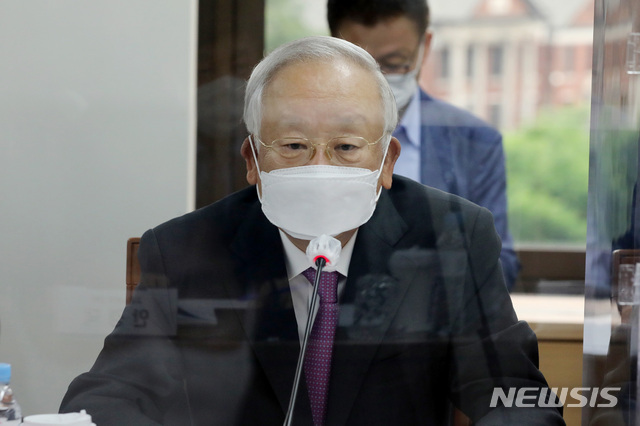 [서울=뉴시스]김병문 기자 = 손경식 경총회장이 7일 오후 서울 종로구 경사노위에서 열린 제10차 경제사회노동위원회 본위원회에서 발언하고 있다. 2021.06.07. dadazon@newsis.com