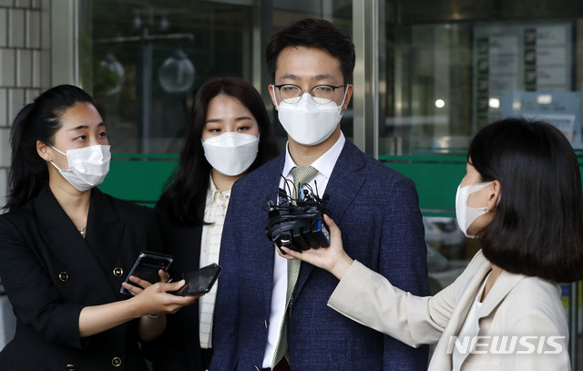 [서울=뉴시스]홍효식 기자 = '한강 대학생 사건' 친구 측 법률대리인인 법무법인 원앤파트너스 이은수(왼쪽에서 세번째), 김규리(왼쪽에서 두번째) 변호사가 지난 7일 오후 서울 서초구 서초경찰서에서 유튜브 종이의 TV에 대한 고소장을 접수한 뒤 취재진 질문에 답하고 있다. 2021.06.07. yesphoto@newsis.com