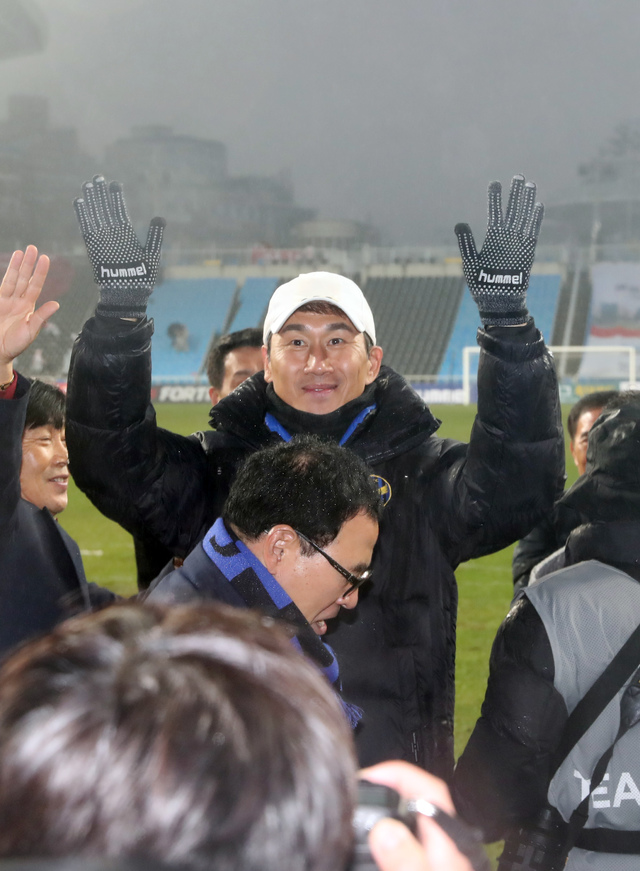 [서울=뉴시스]박주성 기자 = 2002 한일월드컵 4강 신화 주역인 유상철 전 프로축구 K리그1 인천 유나이티드 감독이 향년 50세의 나이로 세상을 떠났다. 유 전 감독 측근은 7일 "(유상철) 감독님께서 오후 7시경 돌아가셨다"고 밝혔다. 사진은 2019년 인천축구전용경기장에서 열린 2019 K리그1 인천유나이티드 대 상주 상무 경기, 2대 0으로 상무를 꺾은 인천 유상철 감독이 관객에게 인사를 하고 있는 모습. (사진=뉴시스 DB). 2021.06.07. photo@newsis.com *재판매 및 DB 금지