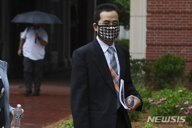 [녹스빌(미 테네시주)=AP/뉴시스] 중국계 미국적 테네시대 후안밍 교수가 지난 6월 7일(현지시간) 테네시주 녹스빌 연방법원에 들어가고 있다. 그는 중국과 연계된 사실을 숨기고 미 항공우주국(NASA) 연구에 관여한 혐의로 기소됐지만, 지난 9월 무죄 판결을 받았다. 