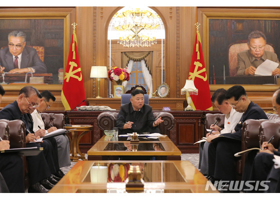 [서울=뉴시스]8일 북한 조선노동당 기관지 노동신문은 김정은 총비서 겸 국무위원장이 지난 7일 당 중앙위 본부청사에서 당 중앙위와 도 당위 책임간부들의 협의회를 소집했다고 보도했다. (사진=노동신문 갈무리) 2021.06.08