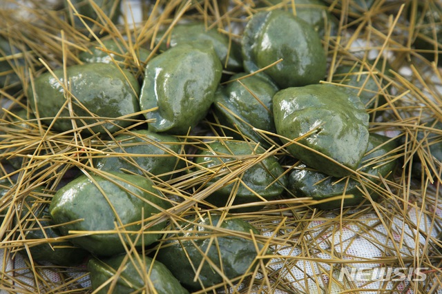 [서울=뉴시스] 성은 남이흥 종가의 찐 송편 (사진=문화재청 제공) 2021.06.08. photo@newsis.com 