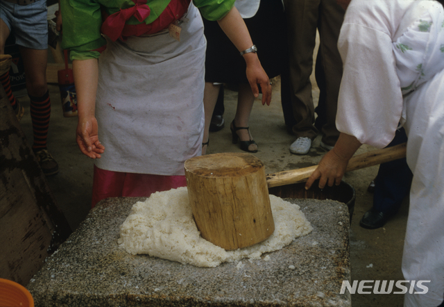 [서울=뉴시스] 떡메로 떡을 찧는 모습 (사진= 국립민속박물관 제공) 2021.06.08. photo@newsis.com.