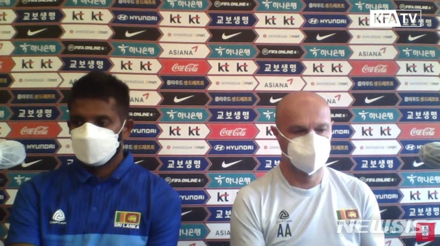 [서울=뉴시스] 스리랑카 아미르 일리직 감독과 수잔 페레라. (캡처=대한축구협회 유튜브)