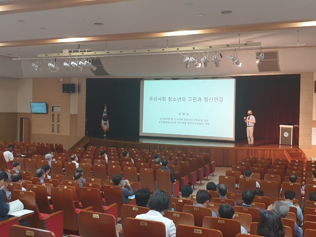 [안동=뉴시스] 8일 경북도교육청연구원에서 안동권역 '생명사랑 온(溫)·통(通)' 관리자 연수가 진행되고 있다. (사진=경북교육청 제공) 2021.06.08 