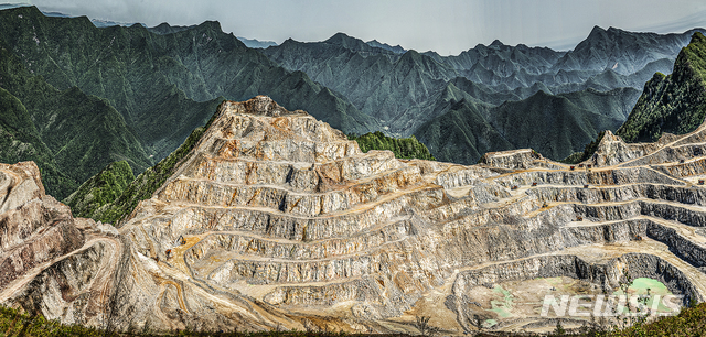 [서울=뉴시스] '정선 시멘트 채굴장', 윤수연, 2021 , 사진, 이면지 인쇄, 가변설치 (사진=서울시립미술관 제공) 2021.06.08. photo@newsis. com