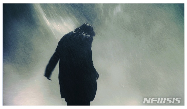 [서울=뉴시스] '폭포를 문명화 하는 방법', 한나 융, 2010, 단채널 비디오, 컬러, 사운드, 4분3초 (사진=서울시립미술관 제공) 2021.06.08. photo@newsis.com