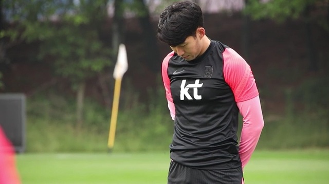 축구대표팀 손흥민(토트넘)이 8일 파주 축구대표팀 훈련센터에서 훈련 전 유상철 전 감독을 추모하며 묵념하고 있다. (사진=대한축구협회)