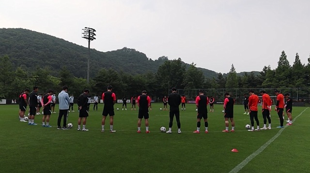 축구대표팀 이 8일 파주 축구대표팀 훈련센터에서 훈련 전 유상철 전 감독을 추모하며 묵념하고 있다. (사진=대한축구협회)