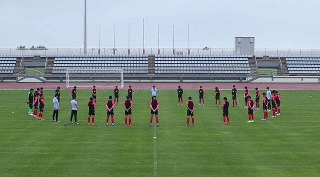 올림픽 축구대표팀이 8일 훈련 전 유상철 감독을 추모하며 묵념했다. (사진=대한축구협회)