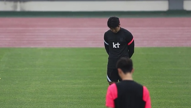 이강인(발렌시아)이 8일 훈련 전 유상철 전 감독을 추모하며 묵념하고 있다.(사진=대한축구협회 제공)