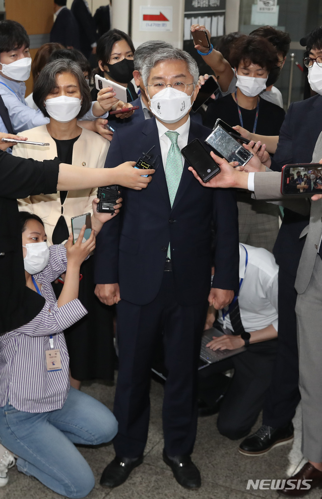 [서울=뉴시스] 고승민 기자 = 공직선거법 위반 혐의를 받는 최강욱 열린민주당 대표가 8일 서울중앙지방법원에서 열린 선고 공판에서 벌금 80만원을 선고받은 뒤 법원을 나서며 취재진 질문에 답하고 있다. 2021.06.08. kkssmm99@newsis.com