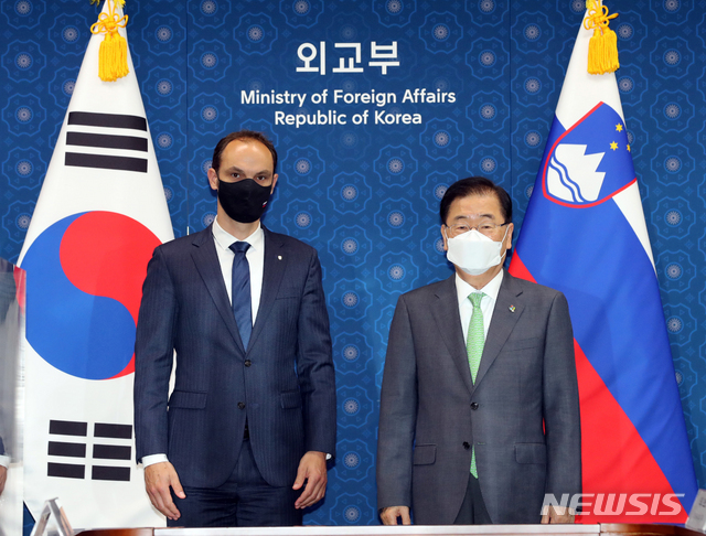 [서울=뉴시스]김명원 기자 = 정의용 외교부 장관(오른쪽)과 안제 로가르 슬로베니아 외무장관이 8일 서울 외교부 청사에서 열린 한-슬로베니아 외교장관 회담에서 기념촬영을 하고 있다. 양 장관은 이번 회담에서 내년 양국 수교 30주년을 맞아 양국관계 발전과 국제무대에서의 협력 방안, 한반도 및 지역 정세 등을 논의했다. (공동취재사진) 2021.06.08. photo@newsis.com