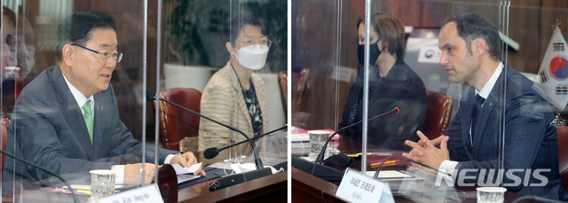 [서울=뉴시스]김명원 기자 = 정의용 외교부 장관(왼쪽)과 안제 로가르 슬로베니아 외무장관이 8일 서울 외교부 청사에서 열린 한-슬로베니아 외교장관 회담에서 양국 현안에 관해 논의하고 있다. 양 장관은 이번 회담에서 내년 양국 수교 30주년을 맞아 양국관계 발전과 국제무대에서의 협력 방안, 한반도 및 지역 정세 등을 논의했다. (공동취재사진) 2021.06.08. photo@newsis.com